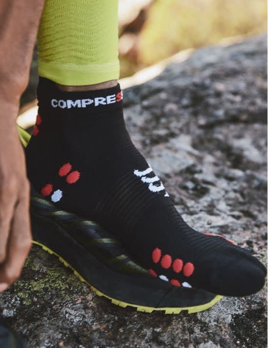 Compressport Pro Racing Socks v4.0 Run Low Black/Red2