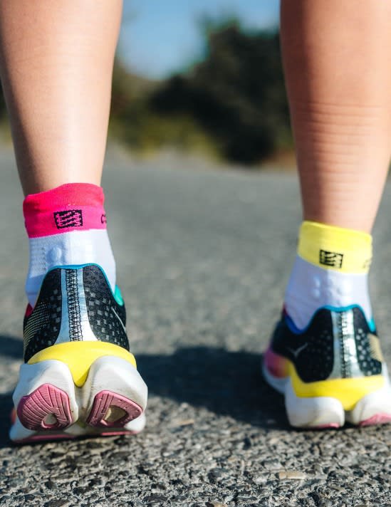 Compressport Pro Racing Socks v4.0 Run Low White Safe Yellow Neo Pink2