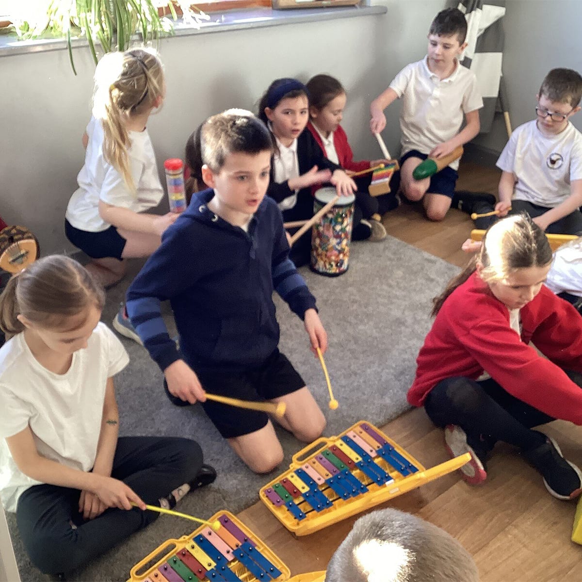 Niños tocando metalofono 2