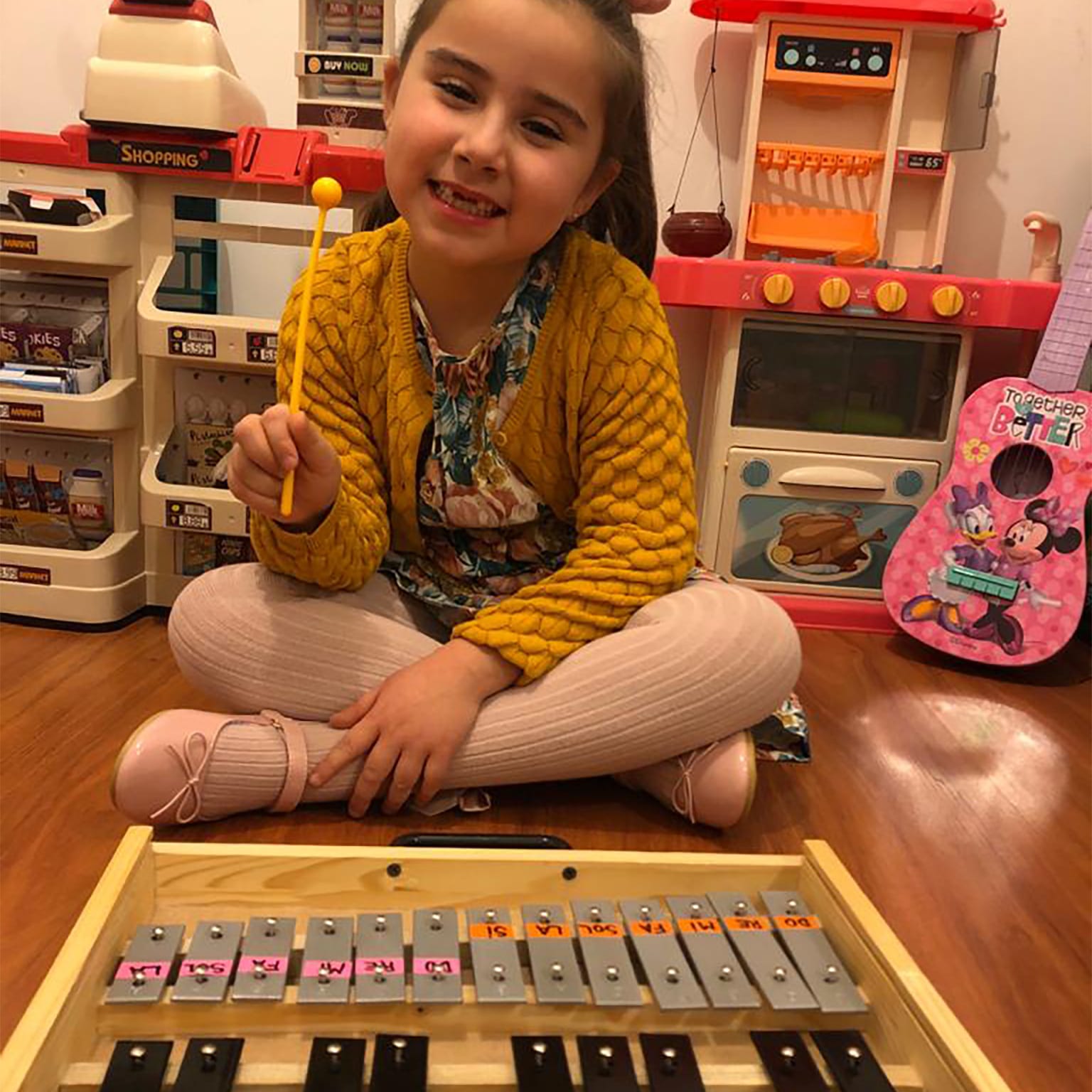 Niños tocando metalofono 3