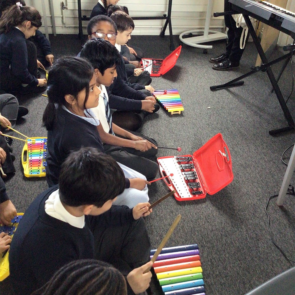 Niños tocando metalofono 4