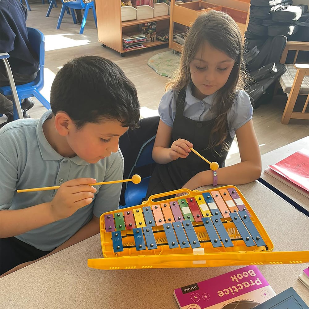 Niños tocando metalofono 5