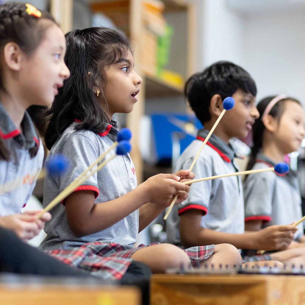 Niños tocando metalofono 8