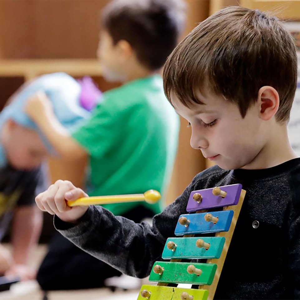 Niños tocando metalofono 9
