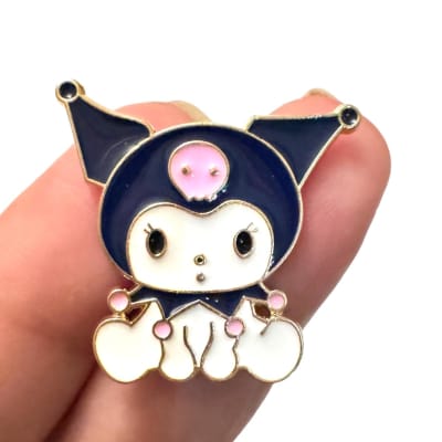 Kuromi Sentada Kawaii Pin Broche