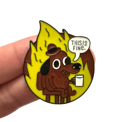 Perro This Is Fine Meme Pin Broche
