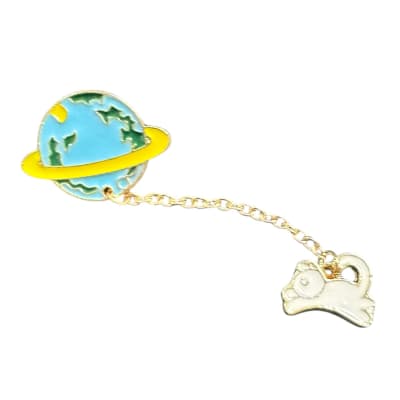 Planeta con Gato Colgante Pin Broche