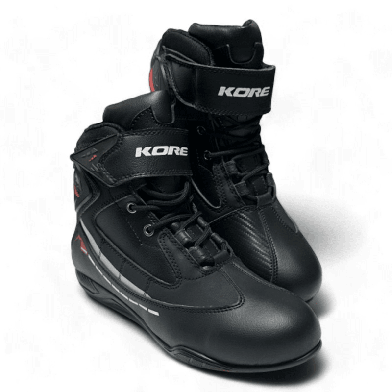BOTA KORE WARM-UP NEGRO ROJO | PROTECCIÓN Y CONFORT PARA RODAR TODO EL AÑO2