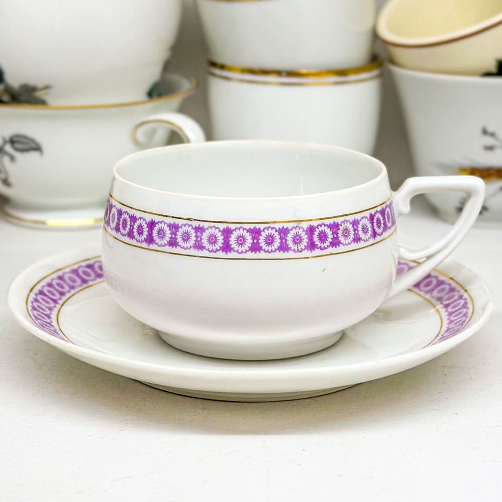 Una Taza De Café Negra Con Una Franja Blanca En El Lado | Imagen