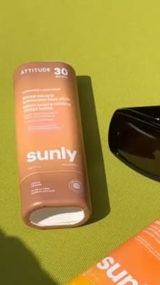 ATTITUDE SUNLY OCEANLY BLOQUEADOR FACIAL CON COLOR  EN BARRA 30SPF 20GR1