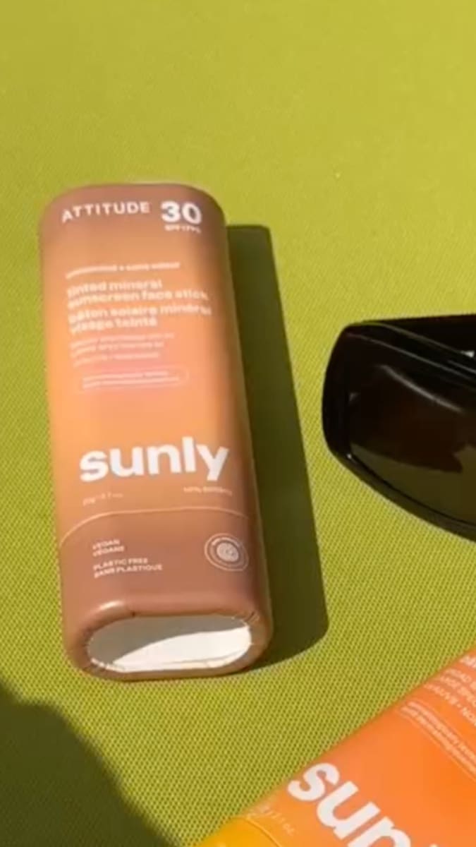 ATTITUDE SUNLY OCEANLY BLOQUEADOR FACIAL CON COLOR  EN BARRA 30SPF 20GR 0