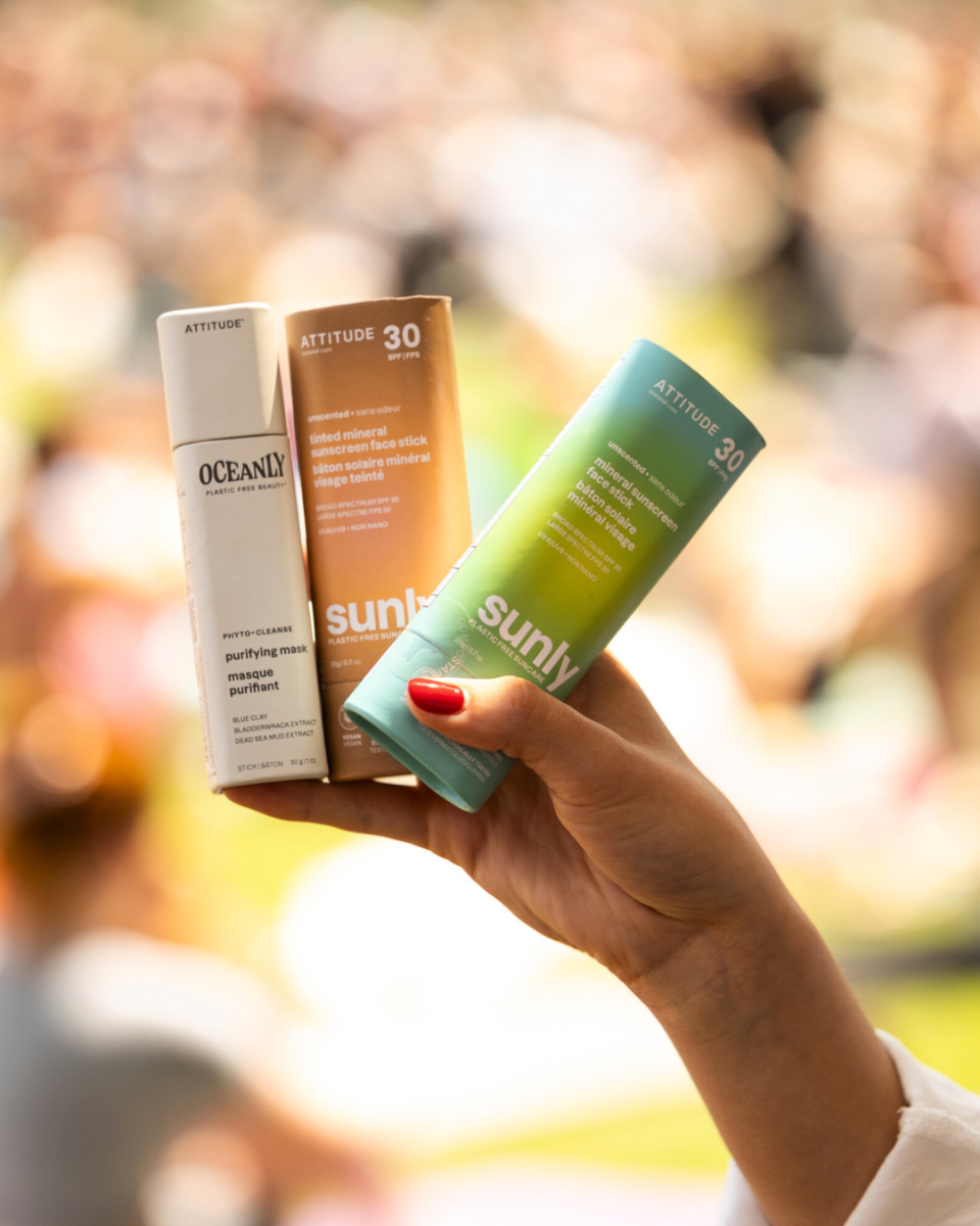 ATTITUDE SUNLY OCEANLY BLOQUEADOR FACIAL CON COLOR  EN BARRA 30SPF 20GR3