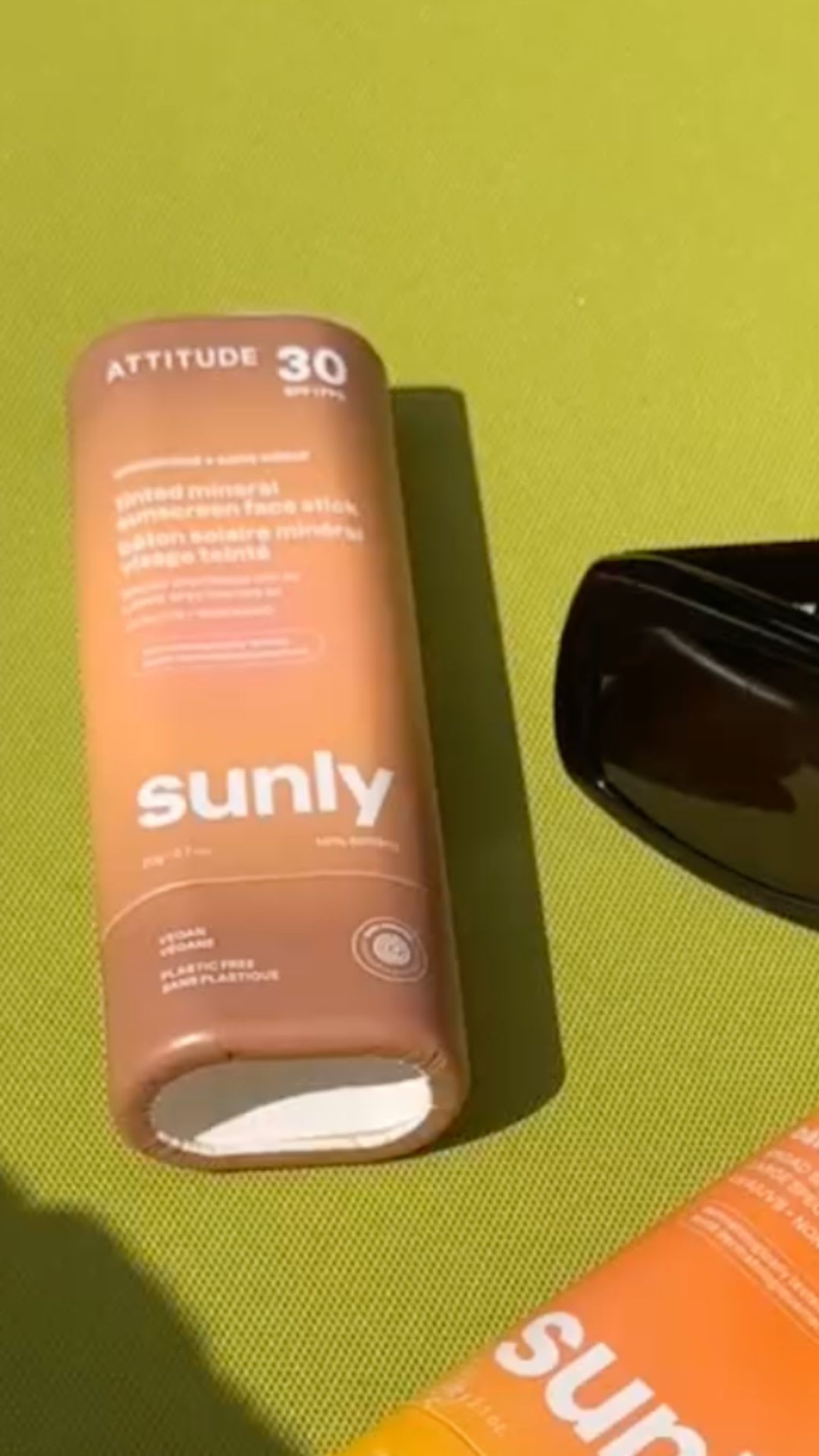 ATTITUDE SUNLY OCEANLY BLOQUEADOR FACIAL CON COLOR  EN BARRA 30SPF 20GR
