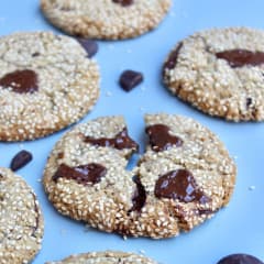 Galletón de sésamo y chocolate