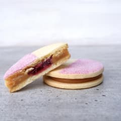 Alfajor de maicena grande relleno con manjar y frambuesa