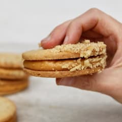 Alfajor de nuez grande relleno de manjar lúcuma