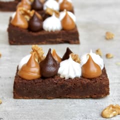 Pastel de brownie con manjar y merengue