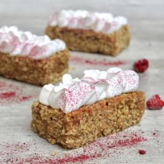 Pastel crocante de nuez y frambuesa