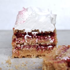 Barra crocante de nuez con manjar y frambuesa