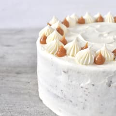 Carrot cake con manjar y frosting de queso crema