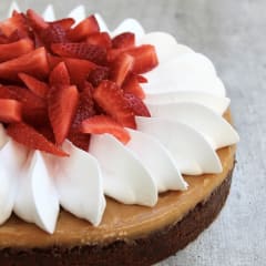 Pie de brownie con frutillas