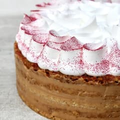 Torta crocante de nuez con manjar y salsa de frambuesa