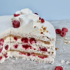 Torta de merengue almendrado con manjar y frambuesa