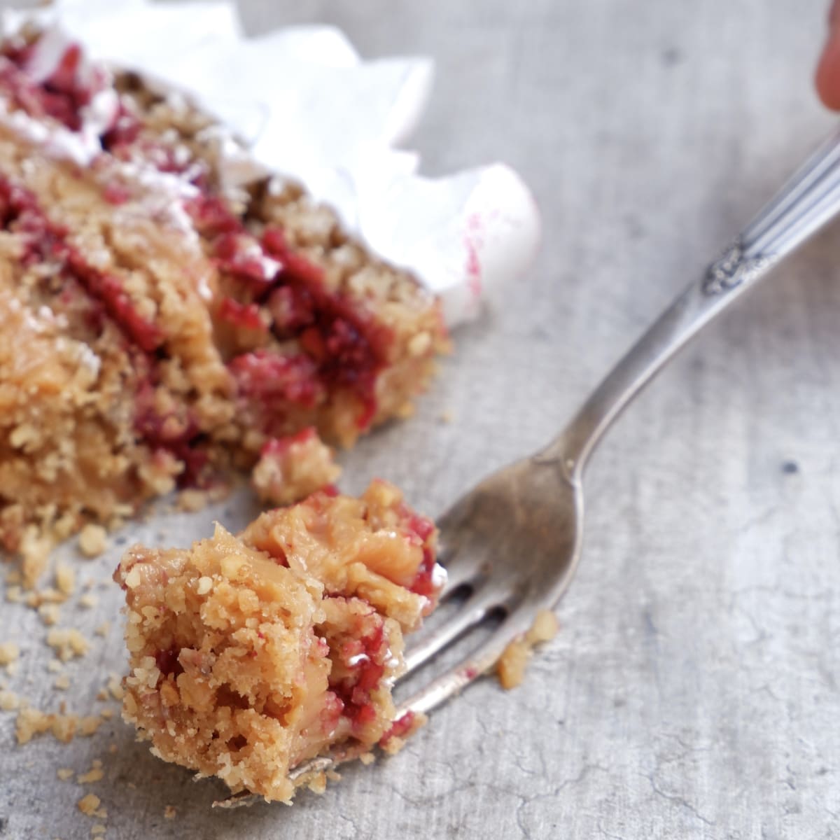 Barra crocante de nuez con manjar y frambuesa2