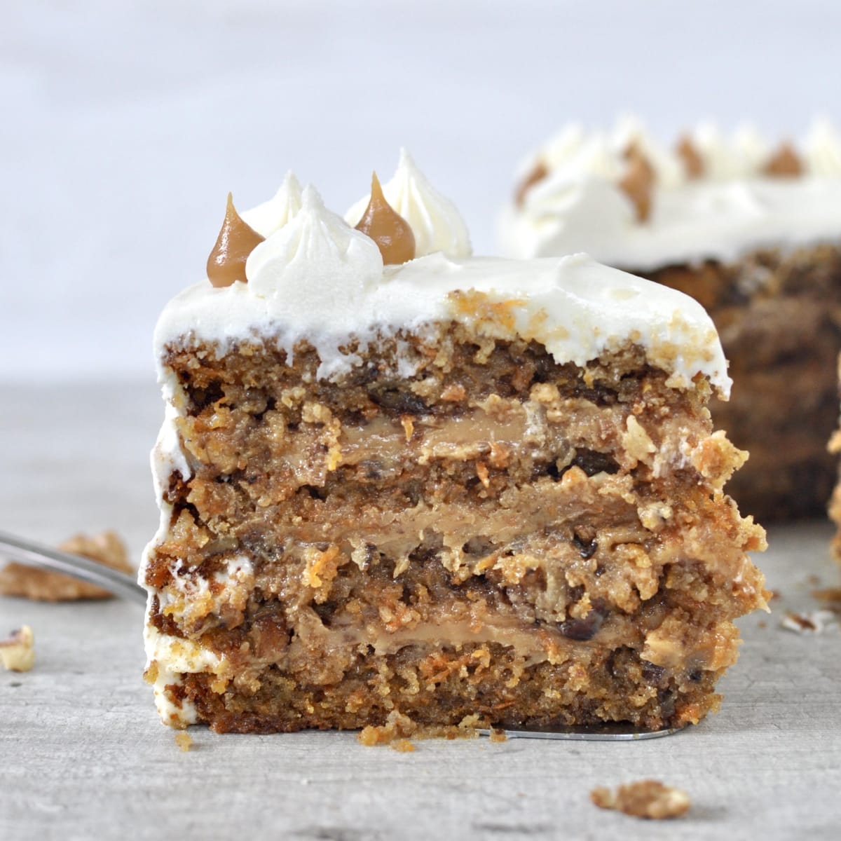 Carrot cake con manjar y frosting de queso crema2