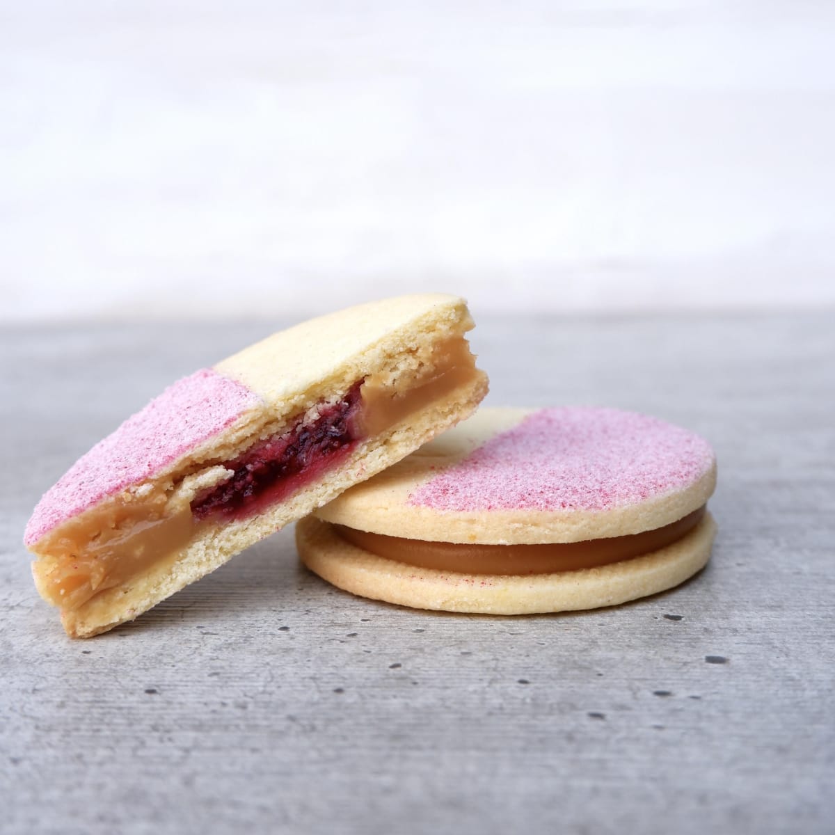 Alfajor de maicena grande relleno con manjar y frambuesa1