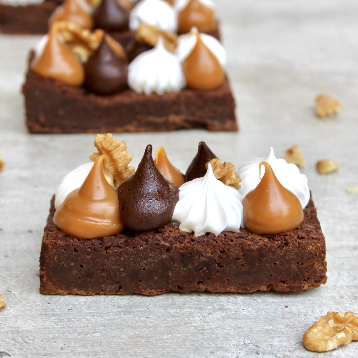 Pastel de brownie con manjar y merengue1