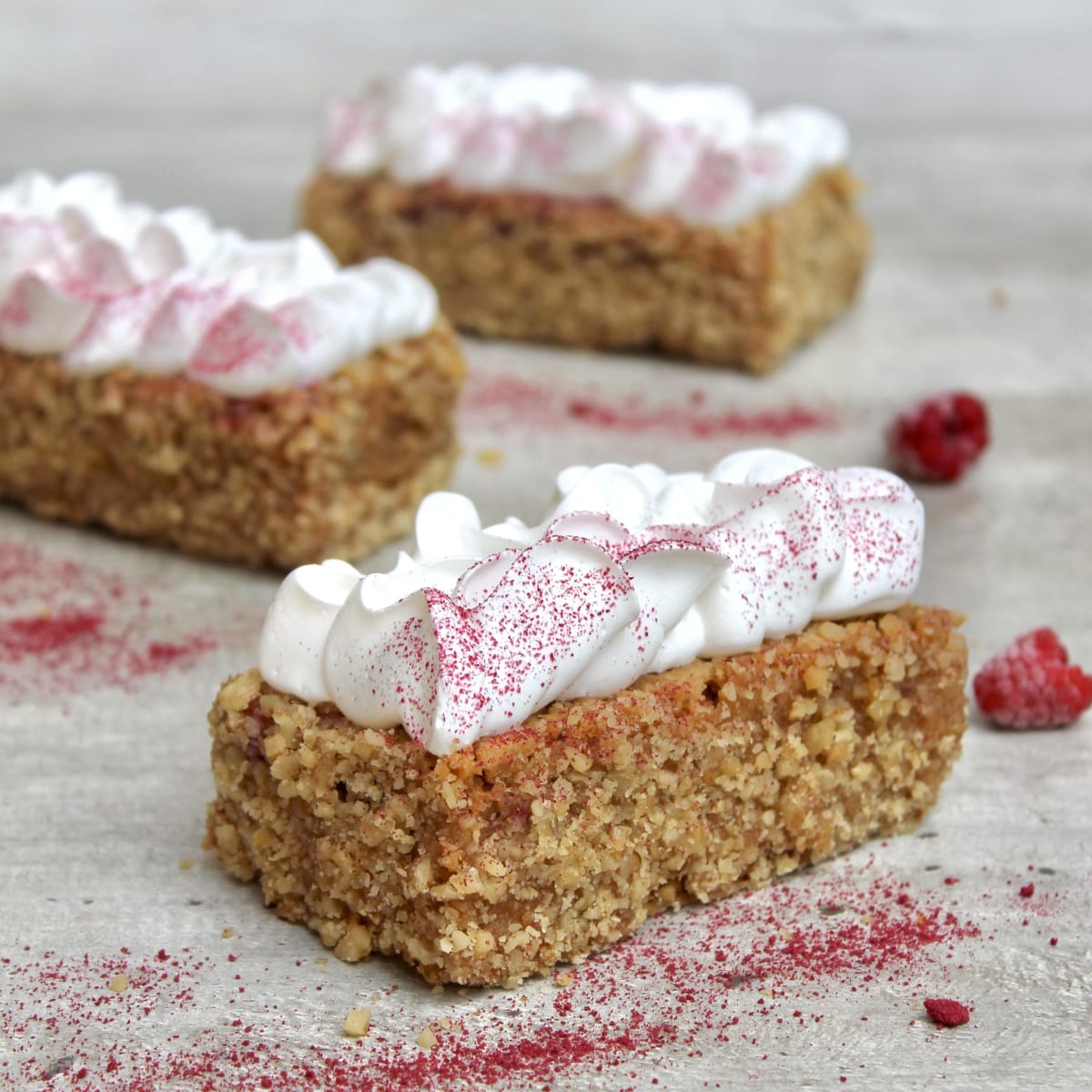 Pastel crocante de nuez y frambuesa1