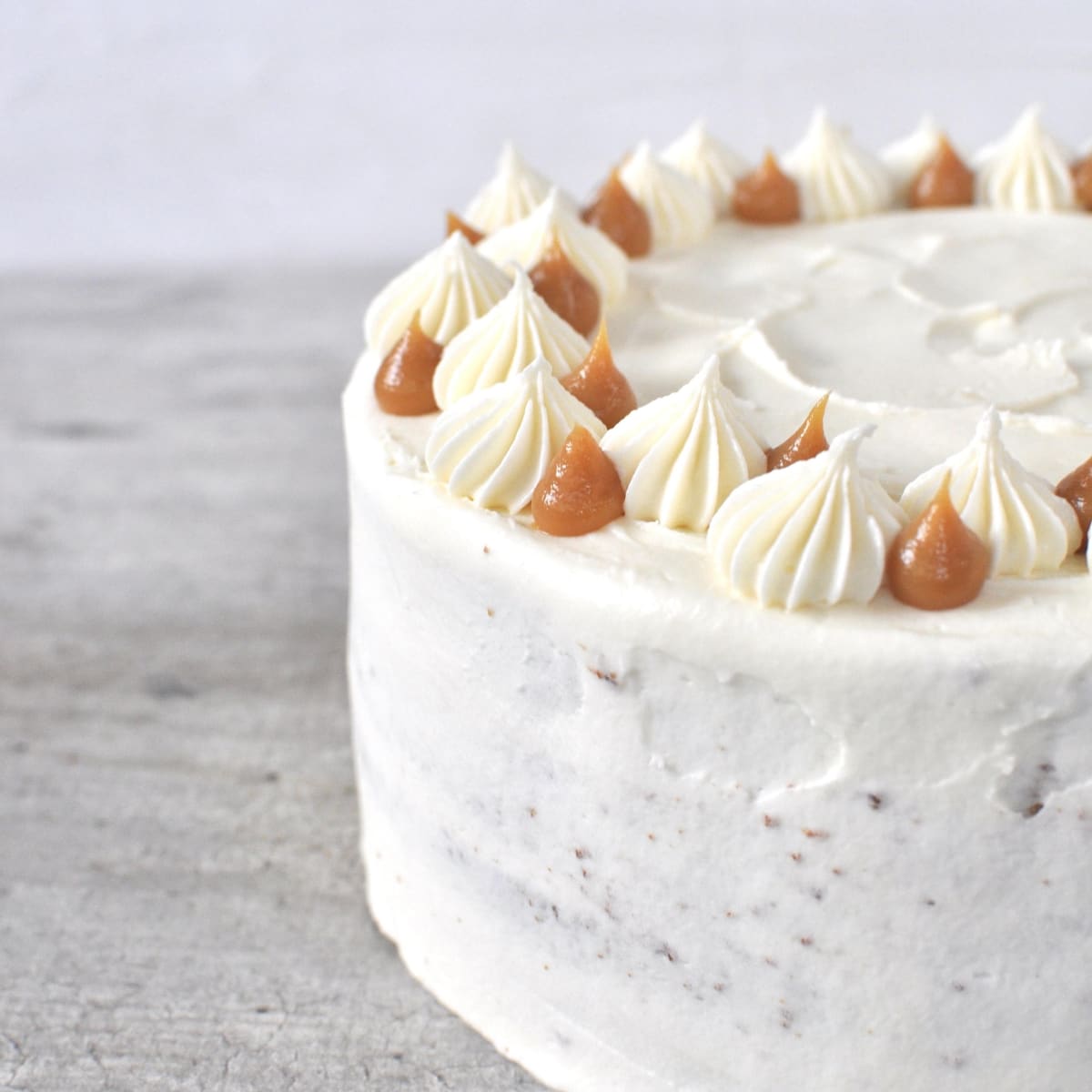 Carrot cake con manjar y frosting de queso crema1