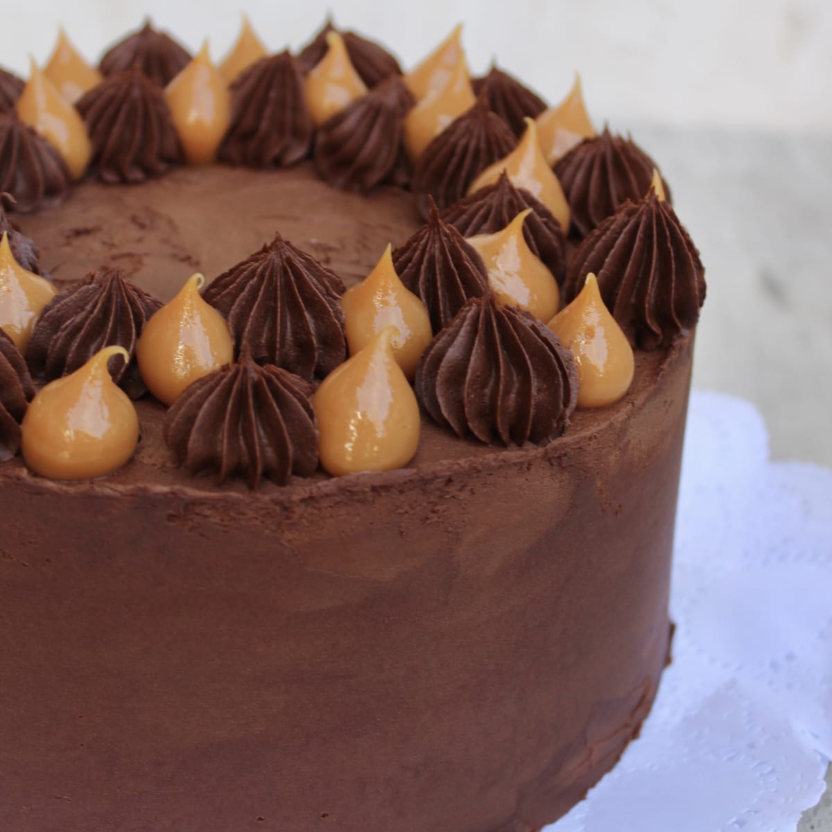 Torta húmeda de chocolate con manjar y fudge de chocolate1