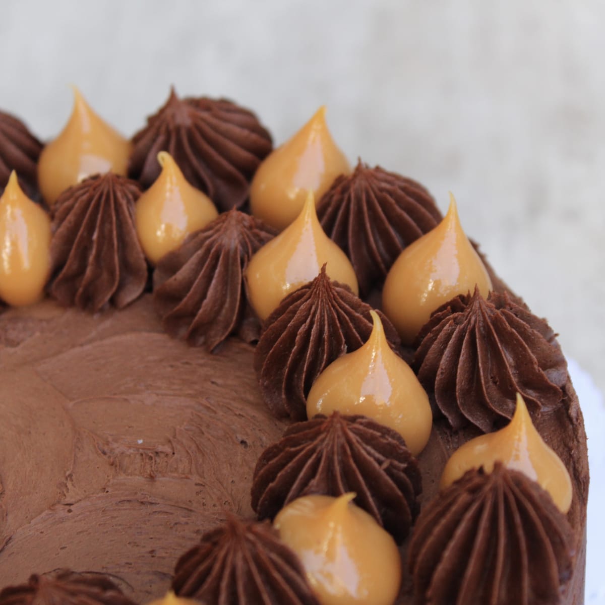 Torta húmeda de chocolate con manjar y fudge de chocolate2