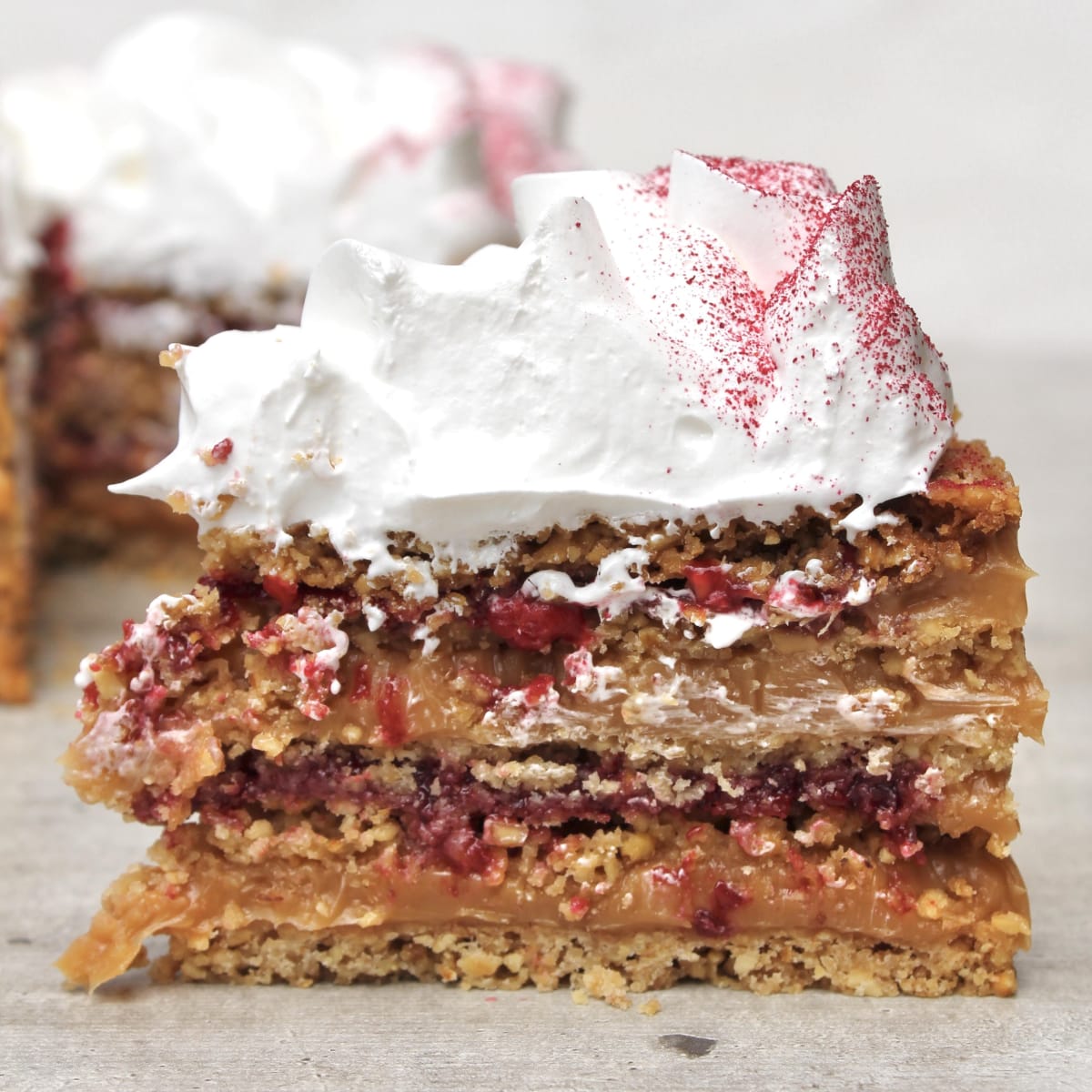 Torta crocante de nuez con manjar y salsa de frambuesa2