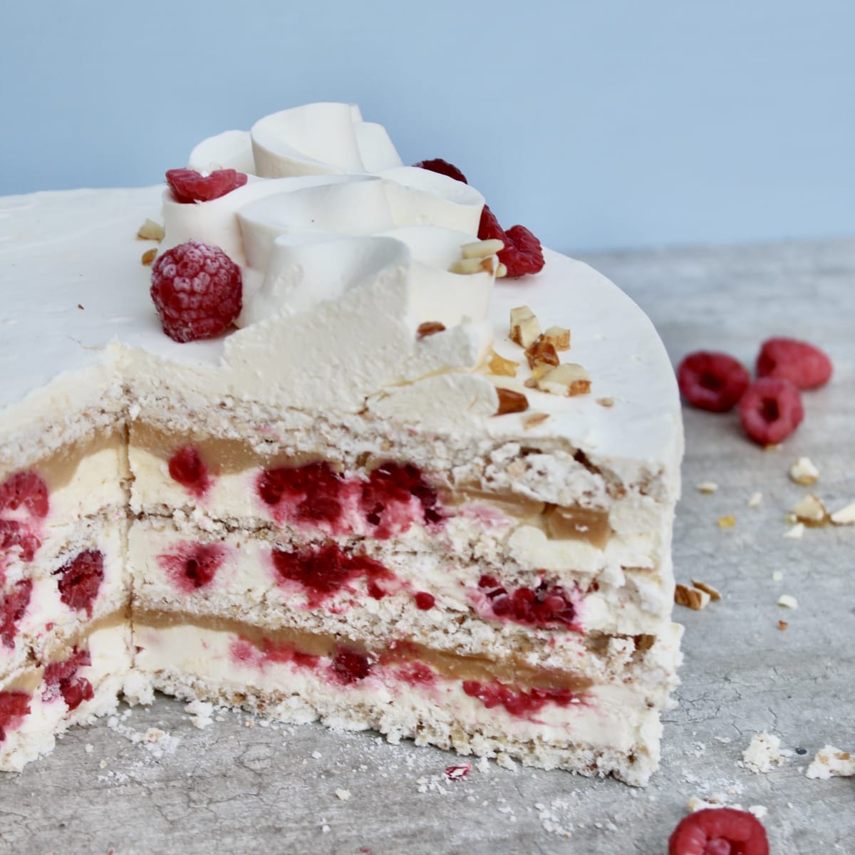 Torta de merengue almendrado con manjar y frambuesa1