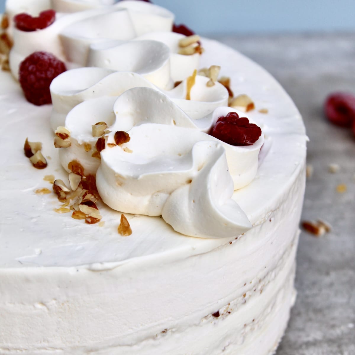 Torta de merengue almendrado con manjar y frambuesa2