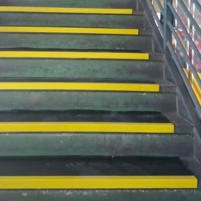 Grada de Goma Estriada 150 x 30 negra con pestaña amarilla (bicolor)1