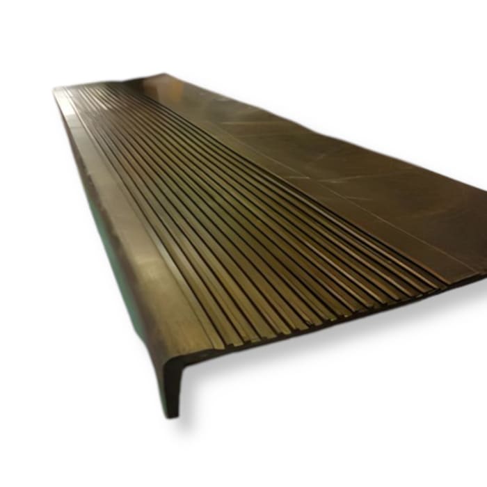 Grada de goma Estriada 150 x 30 negra con pestaña2