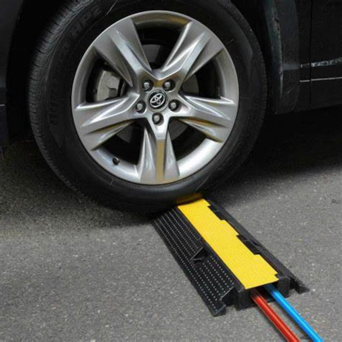 PasaCable Protector de Cables de 2 Canales – Resistente hasta 7 Toneladas, Tapa Abatible y Alta Visibilidad1