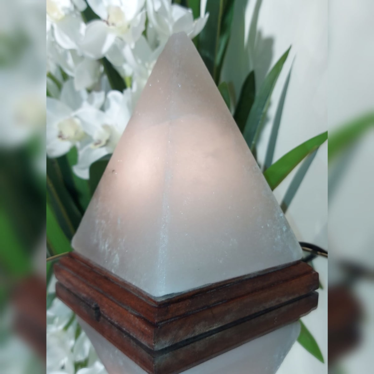 LAMPARA DE SAL PIRAMIDE BLANCA1