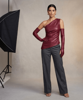 Top asimétrico cuerina Burdeo mujer1