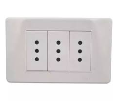 ENCHUFE TRIPLE 10A UYUST1