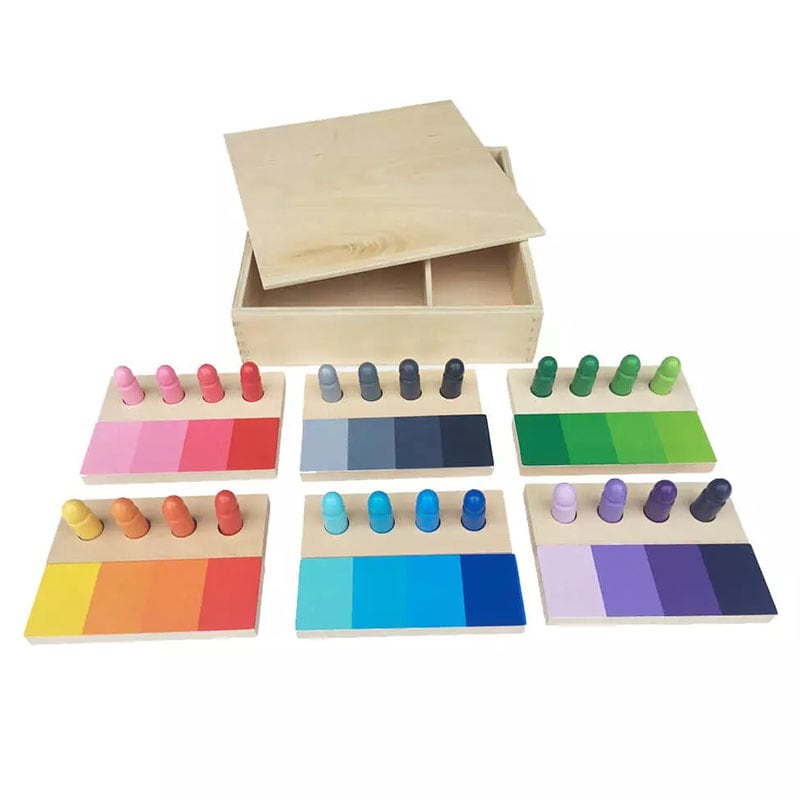 Caja de madera con tablas y fichas Caja de madera con tablas y fichas