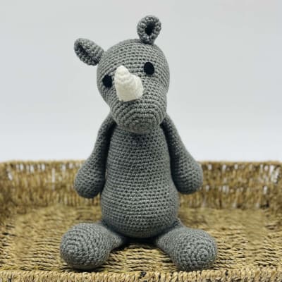 Ale el rinoceronte amigurumi