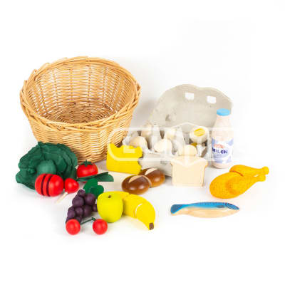 Alimentos saludables de madera en cesta1