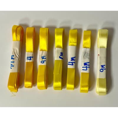 Cintas satín de 15mm en tonos amarillos, 49 metros total - Producto de vitrina1
