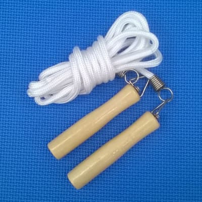 Cuerda para saltar algodón 2.5mts mango madera - producto de vitrina1