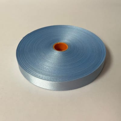 Rollo de cinta satín de 15mm en color celeste, 50 metros - Producto de vitrina